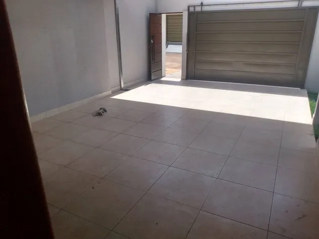 Imagem: A casa possui 3 Dormitórios, 2 Banheiros, 2 Vagas na