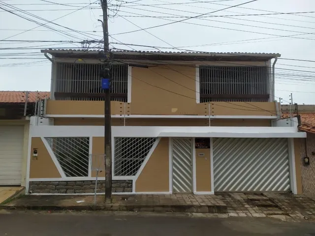 Imagem: A casa possui 5 Dormitórios, 1 Suíte, 3 Banheiros, 2