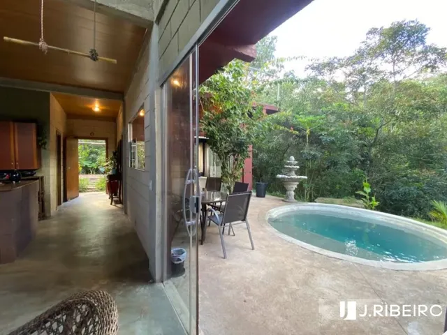 Imagem: A casa possui 3 Dormitórios, 1 Banheiro, 20.000m² de