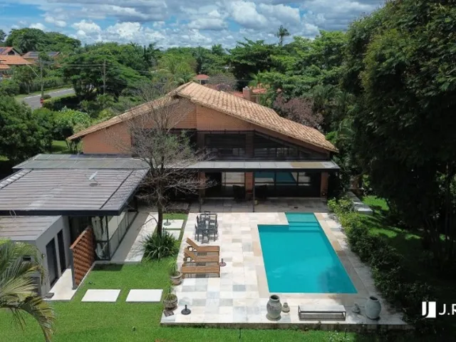 Imagem: A casa possui 3 Dormitórios, 3 Suítes, 7 Banheiros, 2