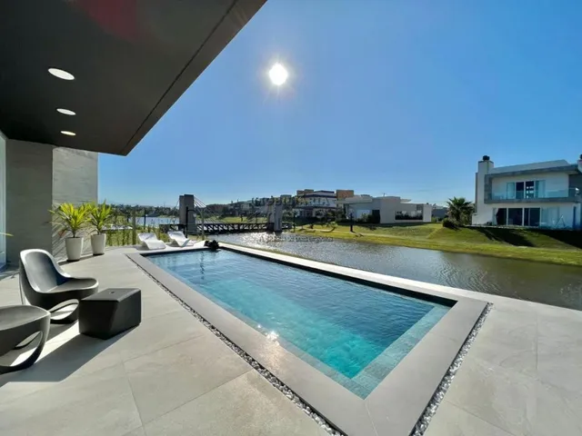 Imagem: Sobrado Decorado com Piscina Beira Lago