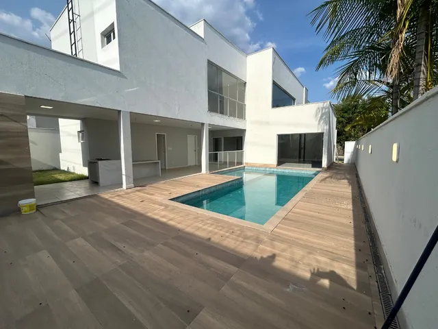 Imagem: A casa em condomínio possui 5 Dormitórios, 4 Suítes, 4