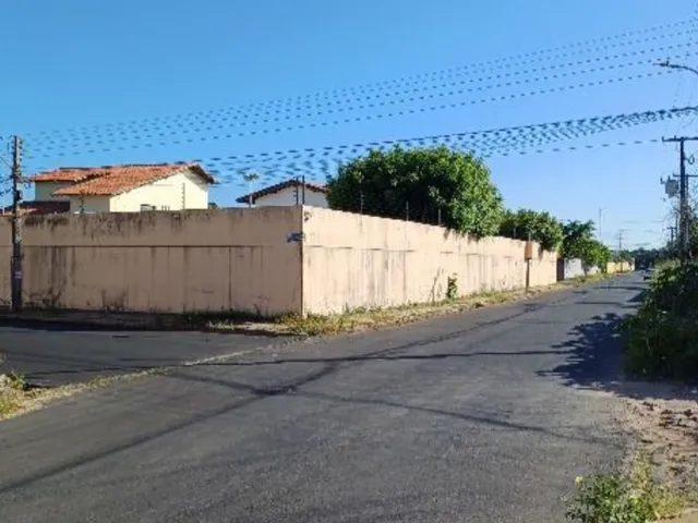 Imagem 2: Casa grande de esquina à venda