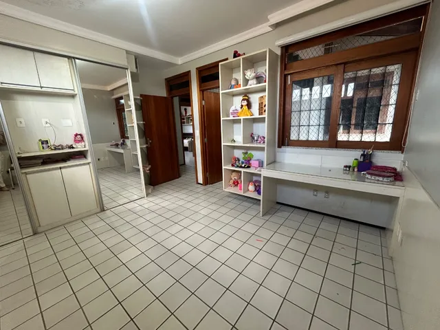 Imagem 7: Casa grande de esquina à venda