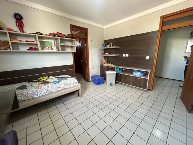 Imagem 15: Casa grande de esquina à venda