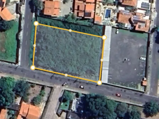 Imagem: O terreno possui 2.400m² de Área Privada e está