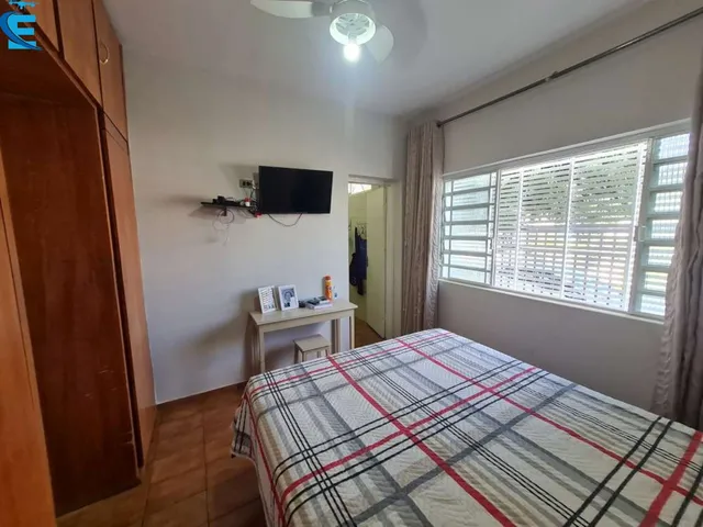 Imagem 7: Casa de esquina, com 4/4 (1 suíte), 3 salas, 2 banheiros, 2 vagas e uma edícula com