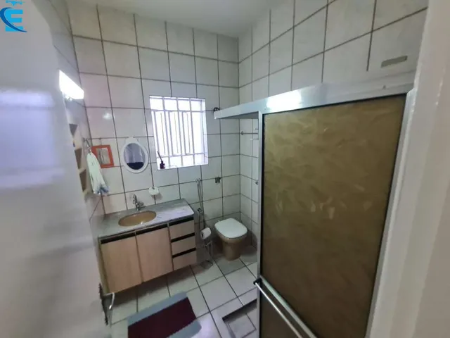 Imagem 2: Casa de esquina, com 4/4 (1 suíte), 3 salas, 2 banheiros, 2 vagas e uma edícula com