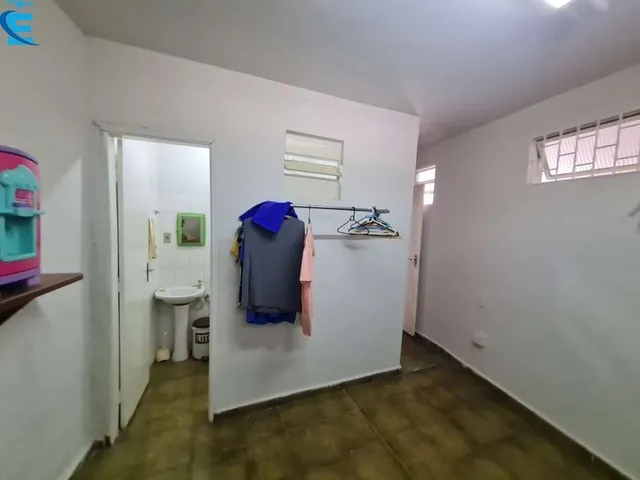 Imagem 9: Casa de esquina, com 4/4 (1 suíte), 3 salas, 2 banheiros, 2 vagas e uma edícula com