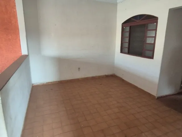 Imagem 6: Imóvel tipo sobrado em terreno 10x40, com 2 aptos. Cada um com 2 quartos grades, duas
