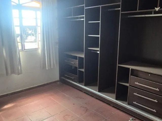 Imagem 2: Imóvel tipo sobrado em terreno 10x40, com 2 aptos. Cada um com 2 quartos grades, duas