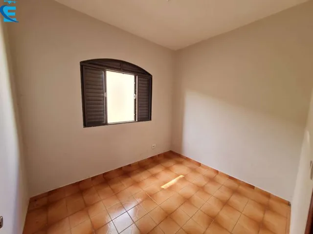 Imagem 2: Casa de 204 m², em terreno de 360 m², com 5 quartos (1 suíte), com 3 salas, vagas para