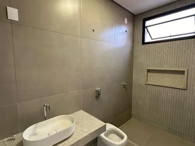Imagem 8: Casa de alto Padrão, com 3 suítes, escritório, Salas de TV e Jantar com pé direito