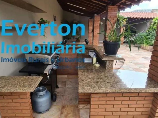 Imagem 11: Casa sem escadas, com 4 quartos (1 suíte), quintal grande e espaço gourmet completo