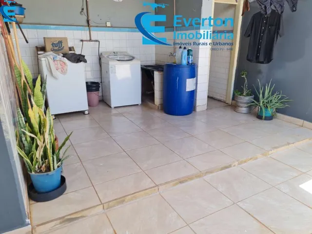 Imagem 4: Prédio em Avenida Comercial com Loja, Barracão de Depósito, Garagem e Apto no Piso Superior