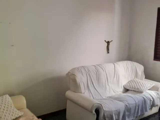 Imagem 5: Casa de dois pavimentos, com 5 quartos, sendo 2 suítes, 2 vagas, na área central do