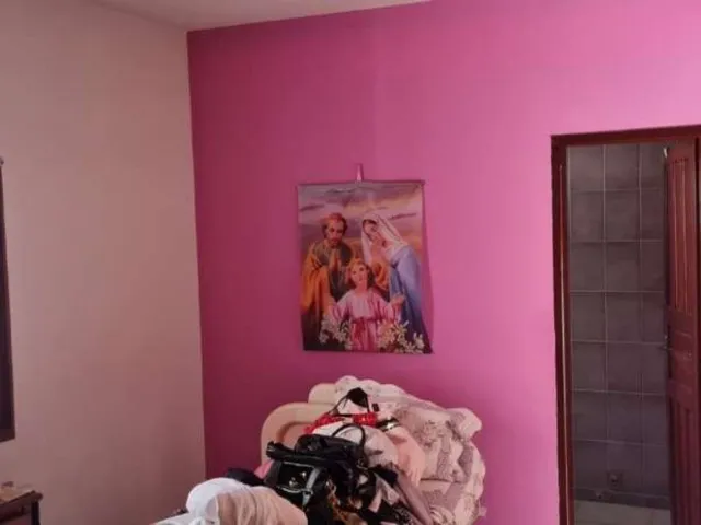 Imagem 9: Casa de dois pavimentos, com 5 quartos, sendo 2 suítes, 2 vagas, na área central do