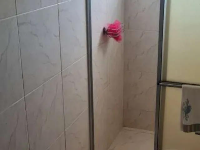 Imagem 8: Casa de dois pavimentos, com 5 quartos, sendo 2 suítes, 2 vagas, na área central do