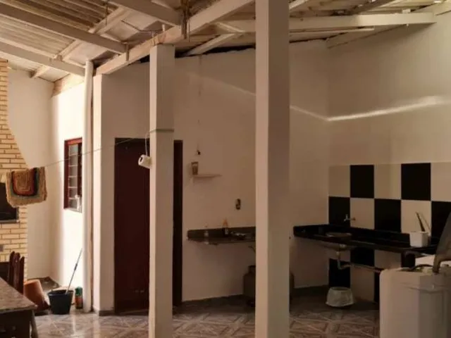 Imagem 4: Casa de dois pavimentos, com 5 quartos, sendo 2 suítes, 2 vagas, na área central do
