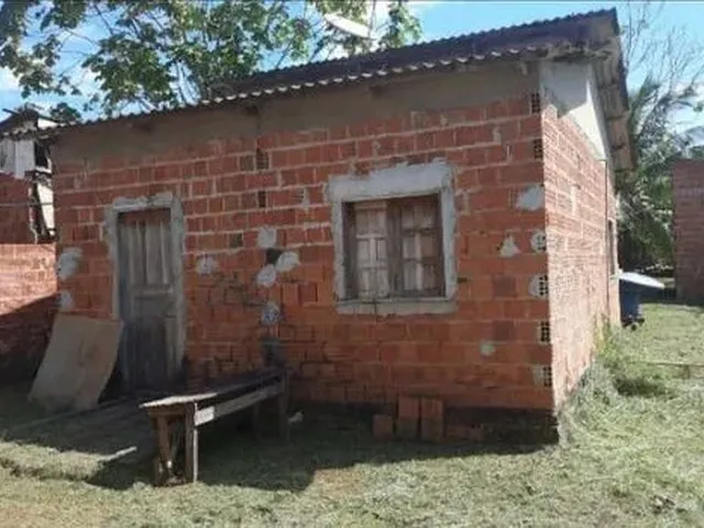 Imagem: A casa possui 3 Dormitórios, 2 Banheiros e está