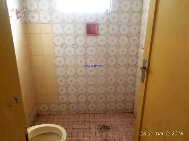 Imagem 3: 02 Casas de alvenaria em terreno de 10x30, murado e com grades altas, Casa da frente com