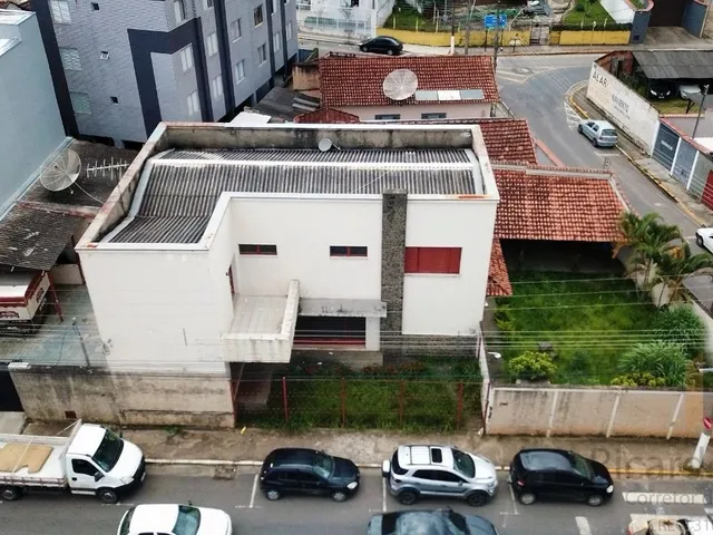 Imagem 3: Casa comercial com bom padrão com 4 quartos e 5 vagas de garagem em Varginha