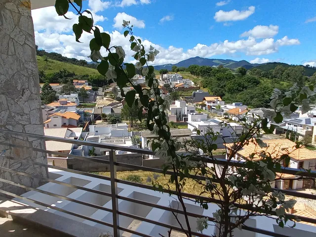 Imagem 16: Casa incrível, localizada no Pinheirinho, oferece uma vista deslumbrante da cidade e da