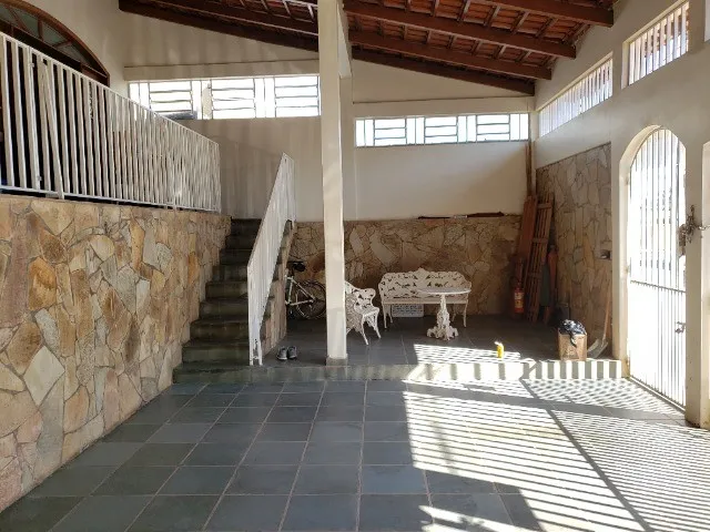 Imagem: A casa possui 3 Dormitórios, 2 Banheiros, 2 Vagas na