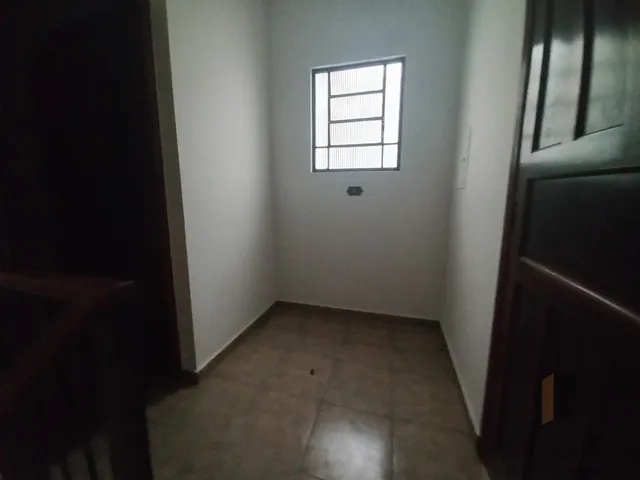 Imagem 7: Vendo sobrado amplo com 5 quartos sendo 3 suítes em região central privilegiada na