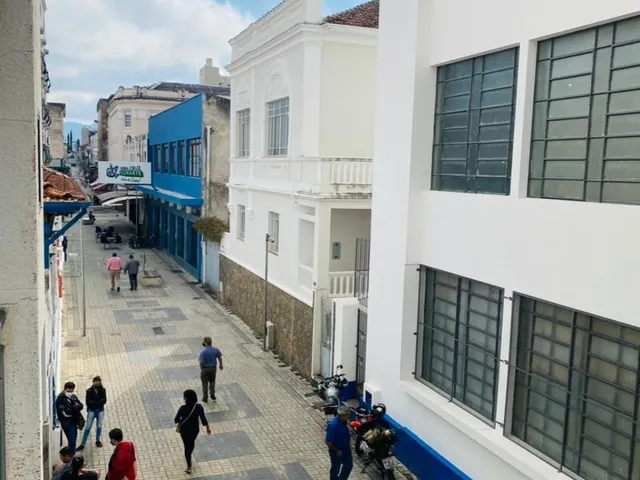 Imagem: Vendo amplo apartamento no calçadão, área