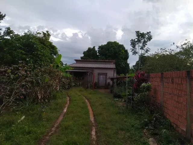 Imagem: A casa possui 3 Dormitórios, 2 Banheiros e está
