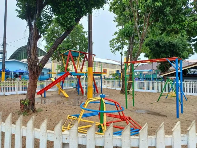Imagem 2: Educandos Casa com Ponto Comercial de 2 Pavimentos