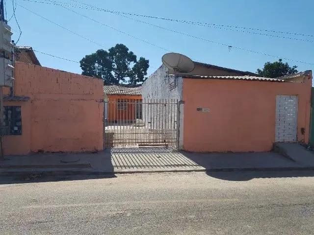 Imagem: A casa possui 1 Dormitório, 1 Banheiro, 1 Vaga na garagem