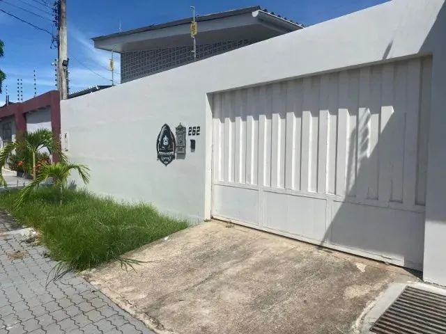 Imagem: A casa possui 2 Dormitórios, 3 Banheiros, 3 Vagas na