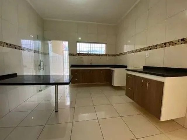 Imagem: A casa possui 3 Dormitórios, 2 Banheiros, 1 Vaga na