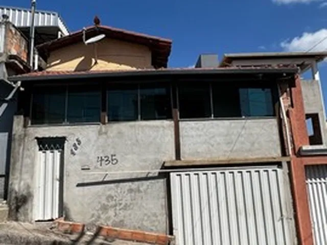 Imagem: A casa possui 3 Dormitórios, 2 Banheiros, 1 Vaga na