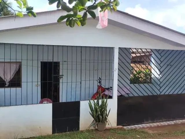 Imagem: A casa possui 2 Dormitórios, 1 Banheiro, 3 Vagas na