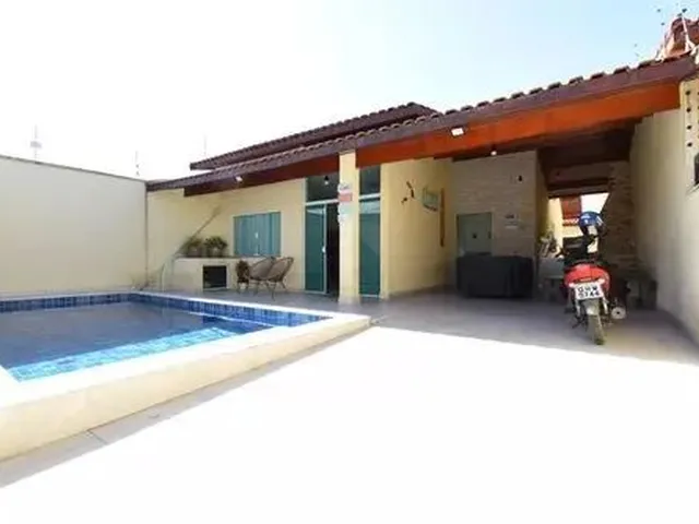 Imagem: A casa possui 5 Dormitórios, 3 Banheiros, 2 Vagas na
