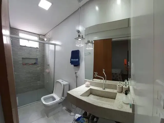 Imagem: A casa possui 3 Dormitórios, 2 Banheiros, 1 Vaga na