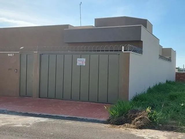 Imagem: A casa possui 3 Dormitórios, 3 Banheiros, 2 Vagas na