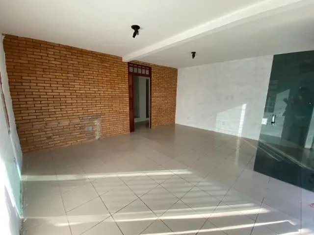 Imagem: A casa possui 3 Dormitórios, 1 Suíte e está localizado