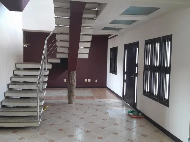 Imagem 2: Magnifico Sobrado com 03 suítes todos com sacadas, semimobiliado bem localizado em