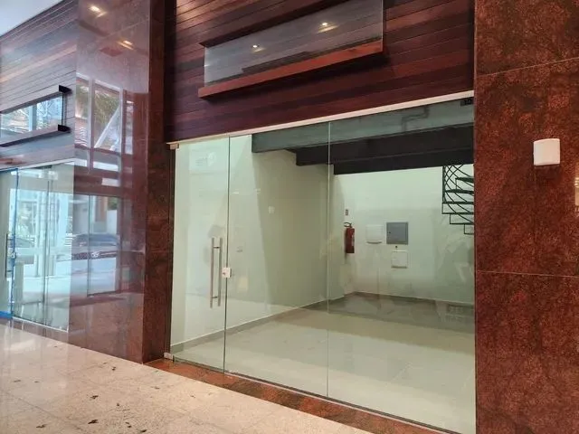 Imagem: Loja com Vitrine para a Galeria do Edifício