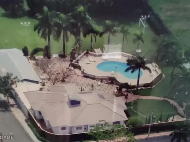 Imagem: A casa possui 5 Dormitórios, 1 Suíte, 5 Banheiros, 4