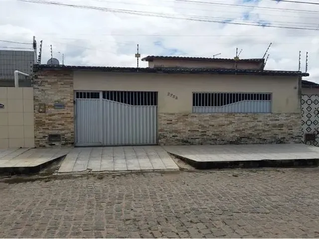 Imagem: A casa possui 3 Dormitórios, 1 Suíte, 2 Banheiros, 2