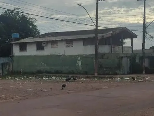 Imagem: A casa possui 3 Dormitórios, 2 Banheiros, 2 Vagas na