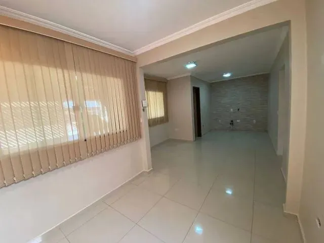 Imagem: A casa possui 3 Dormitórios, 2 Banheiros, 1 Vaga na
