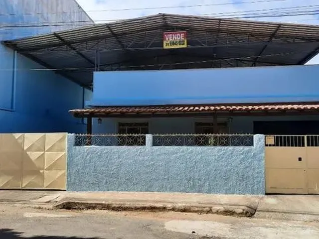 Imagem: A casa possui 4 Dormitórios, 3 Banheiros, 5 Vagas na