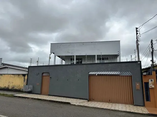 Imagem: A casa possui 3 Dormitórios, 3 Banheiros, 3 Vagas na