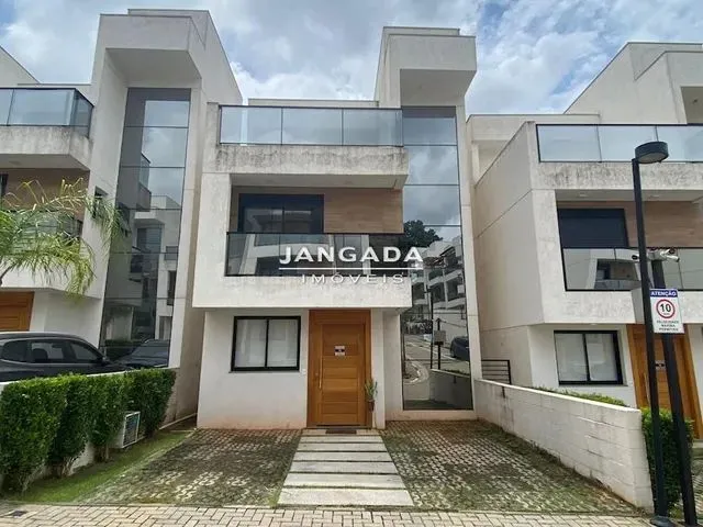 Imagem: A casa possui 4 Dormitórios, 2 Suítes, 2 Banheiros, 2